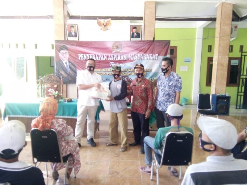 Warga Tikusan Terima Sembako dari Politisi Gerindra