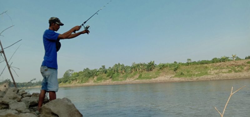 Pemancing, Eksotika Bengawan, dan Keindahan Jembatan Sosrodiilogo Bojonegoro