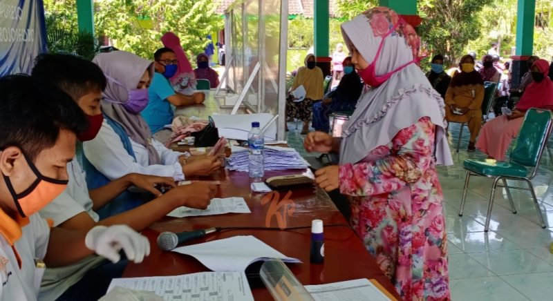 Warga Ngrowo dan Banjarejo terima BST tahap 2 di Balai Desa Campurejo