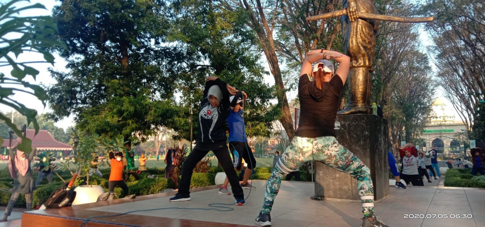 Sanggar Senam Ersaga Kembali Gelar Aerobic di Alun-Alun Kota Bojonegoro 13 Sanggar Senam Ersaga Kembali Gelar Aerobic di Alun-Alun Kota Bojonegoro