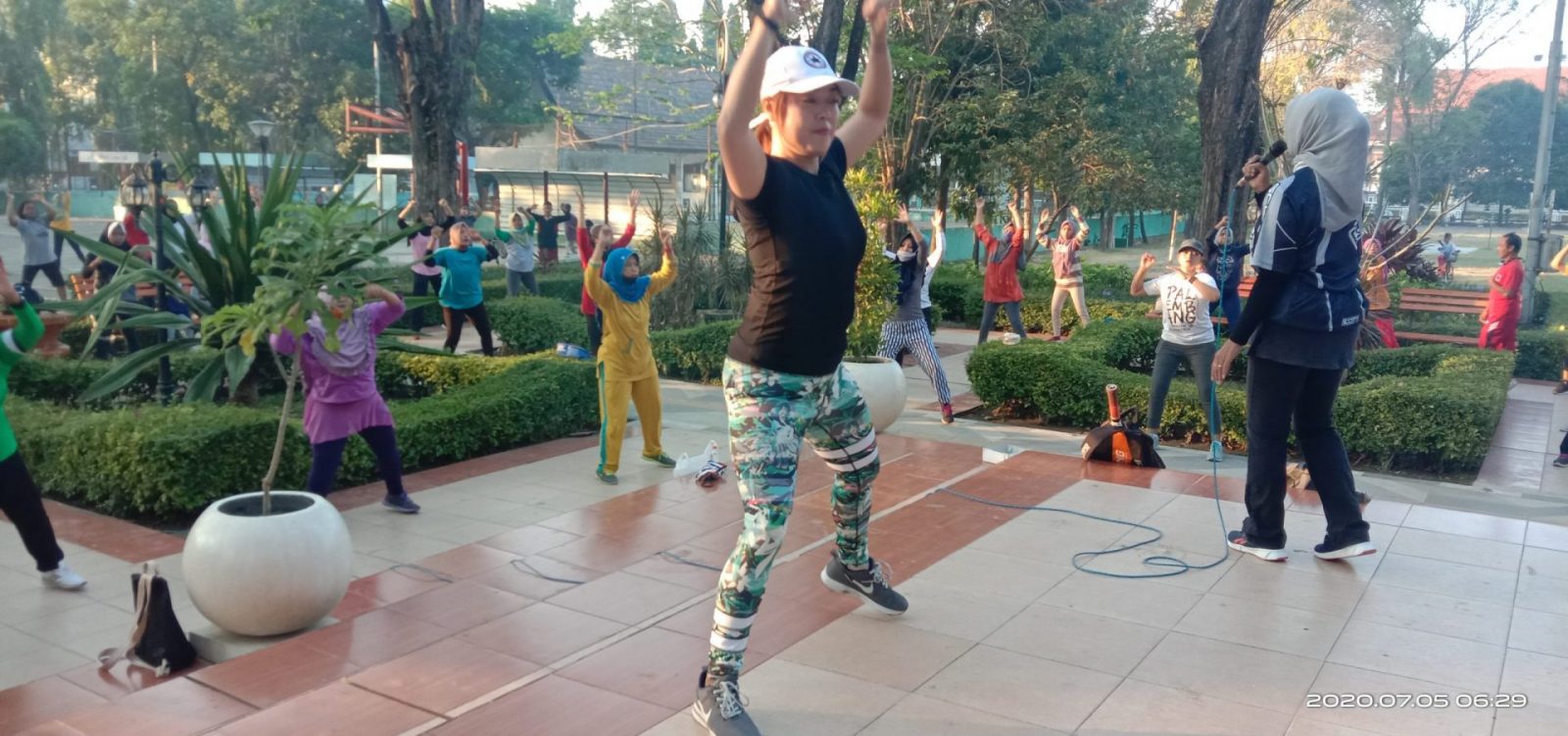 Sanggar Senam Ersaga Kembali Gelar Aerobic di Alun-Alun Kota Bojonegoro 18 sanggar senam ersaga kembali gelar aerobic di alun alun kota bojonegoro 2