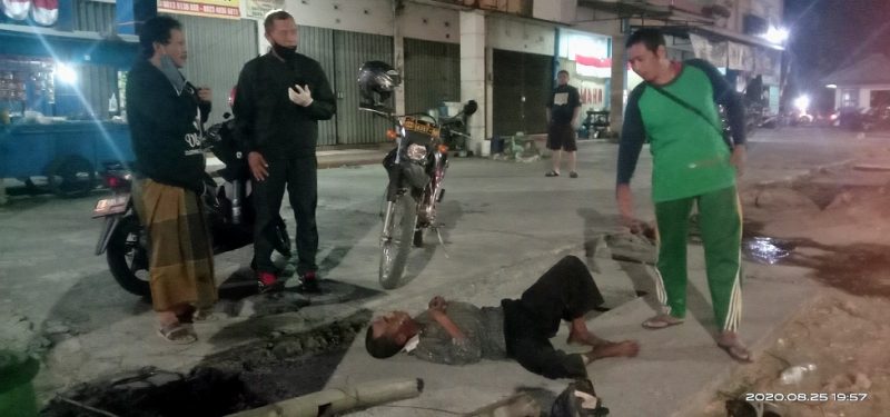 Laki-Laki Tua Ditemukan Tergelak Di Pinggir Jalan Depan Ruko Gajah Mada.