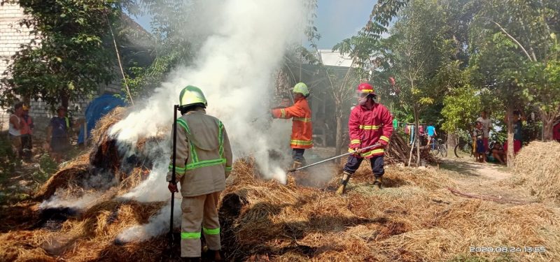 Petugas PMK Bojonegoro Bantu Warga Padamkan Kebakaran Jerami Cadangan Pakan Ternak Di Desa Kalirejo.