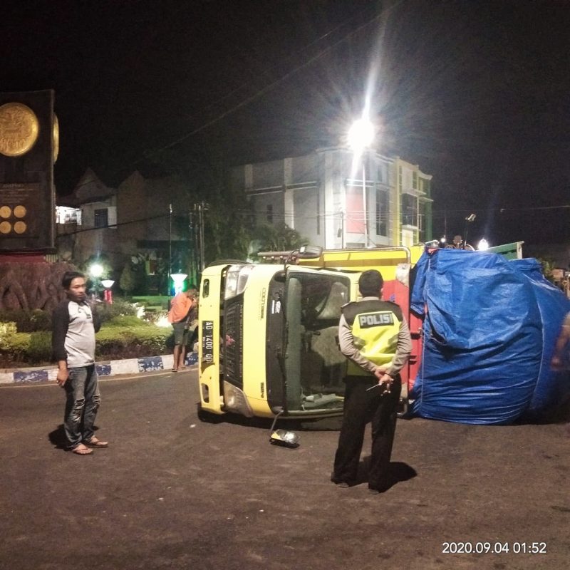 Truk Muatan Kayu Sisa Penggergajian Terguling di Bundaran Adipura.
