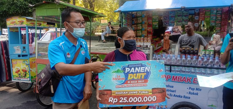 Etik Catur Pedagang Kaki Lima Bojonegoro Dapatkan 25 Juta Dari Gosok-Gosok Panen Duit Di masa Sulit Le Minerale