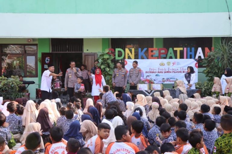 Peduli Budaya Literasi, Polres Bojonegoro Salurkan 1.500 Buku Berbagai Sumber Ilmu