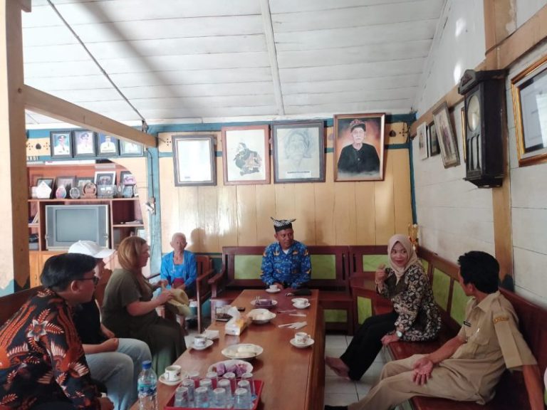 Departemen Administarsi Publik, FISIP Unair bersama University of Melbourne Laksanakan Program PPDB Masyarakat Samin 10 Departemen Administarsi Publik, FISIP Unair bersama University of Melbourne Laksanakan Program PPDB Masyarakat Samin