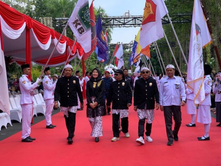 KPU Bojonegoro Gelar Kirab Pemilu, Bupati Anna Ajak Warga Gunakan Hak Pilih untuk Masa Depan 9 KPU Bojonegoro Gelar Kirab Pemilu, Bupati Anna Ajak Warga Gunakan Hak Pilih untuk Masa Depan