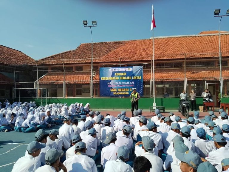 Pelajar Terima Edukasi Tertib Berlalu Lintas dari Satlantas Polres Bojonegoro 5 Pelajar Terima Edukasi Tertib Berlalu Lintas dari Satlantas Polres Bojonegoro