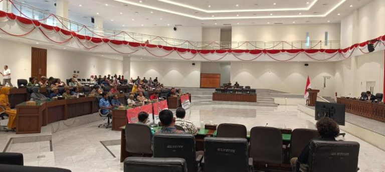 Keberatan Tarif Sewa Tanah PT KAI, Pasirkambang Meminta DPRD Bojonegoro Turunkan NJOP Tanah Negara 10 Keberatan Tarif Sewa Tanah PT KAI, Pasirkambang Meminta DPRD Bojonegoro Turunkan NJOP Tanah Negara