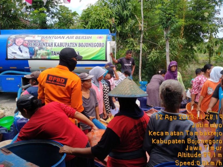 Atasi Dampak Kekeringan, BPBD Bojonegoro Dropping Air Bersih 842 Tangki 2 Atasi Dampak Kekeringan, BPBD Bojonegoro Dropping Air Bersih 842 Tangki