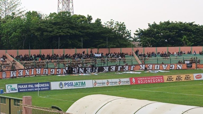 Kecewa Dengan Sistem Tiket Barcode, Suporter Persibo Pasang Spanduk Dengan Cara Terbalik