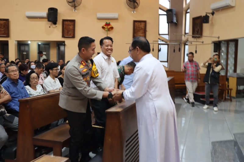 Pengamanan Nataru, Kapolres Bojonegoro Tinjau Gereja dan Pos Keamanan 41 IMG 20231225 WA0004