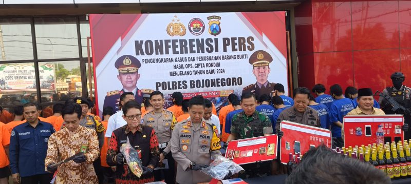 Jelang Tahun Baru 2024, Polres Bojonegoro Gelar Pengungkap Kasus dan Pemusnahan Barang Bukti Hasil Ops Cipta Kondisi 41 IMG20231228082027