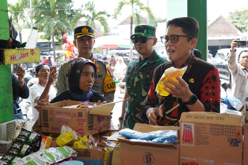 Penghujung Tahun, Pj. Bupati Bojonegoro Tinjau Pasar Pastikan Ketersediaan Bahan Pokok Sembako 41 IMG 20231228 WA0027