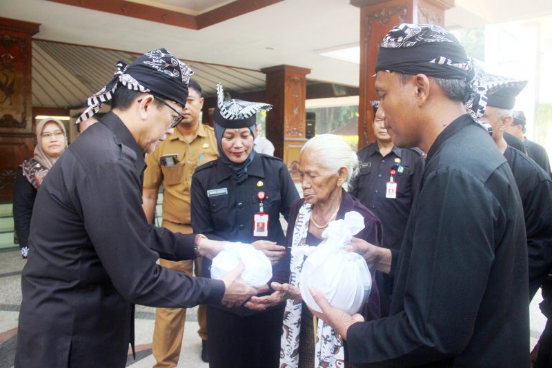 Bentuk Penghormatan dan Pelestarian Budaya Leluhur, Pemkab Pindahkan Tanah Makam Samin Surosentiko dari Sawahlunto ke Bojonegoro 41 IMG 20240220 WA0040