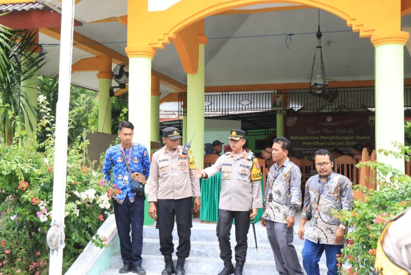 Pastikan Tidak Ada Masalah, Kapolres Bojonegoro Sidak Pengamanan Logistik Pemilu di PPK 41 IMG 20240221 WA0004