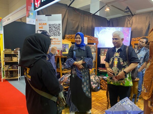 Pembeli Asal Malaysia Minati Produk Pelaku Usaha Kreatif Bojonegoro di Pameran Inacraft 41 M9m0IN88qafdwgJo