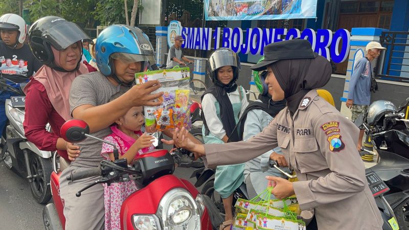 Ramadhan Berkah, Polwan Polres Bojonegoro Bagikan Ratusan Takjil ke Pengguna Jalan 41 IMG 20240323 WA0031