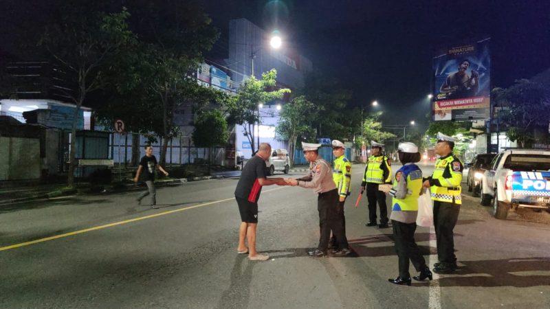 Patroli Sahur, Satlantas Polres Bojonegoro Bagikan Nasi Kotak Kepada Warga 41 IMG 20240325 WA0007