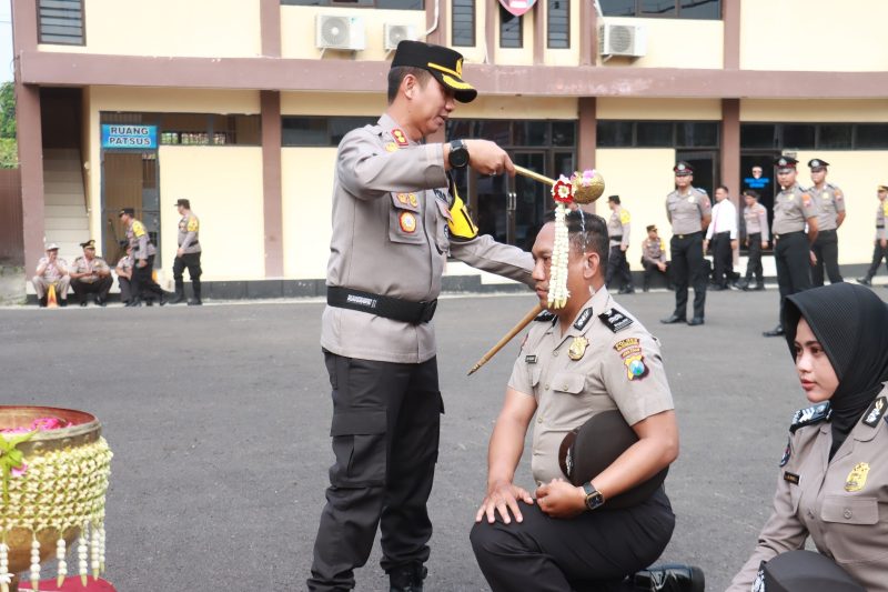 Tradisi Siram Air dan Mandi Kembang Warnai Kenaikan Pangkat di Polres Bojonegoro 41 IMG 20240703 WA0017