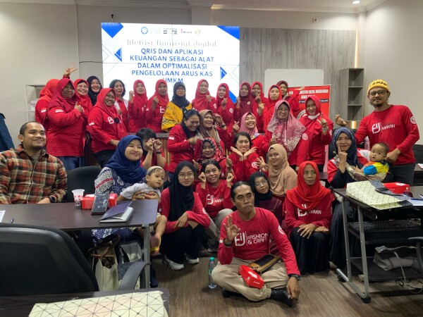 Pemkab Bojonegoro, FIJ dan Universitas Airlangga Beri Pelatihan QRIS, Dorong UMKM Go Digital 1 iXC7JUn9syZFyQqL