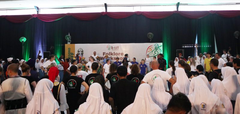 Ratusan Pelajar Antusias Belajar Tari Tradisional 8 Negara di Hari Ketiga B-TIFF 1 22-btiff-alinea