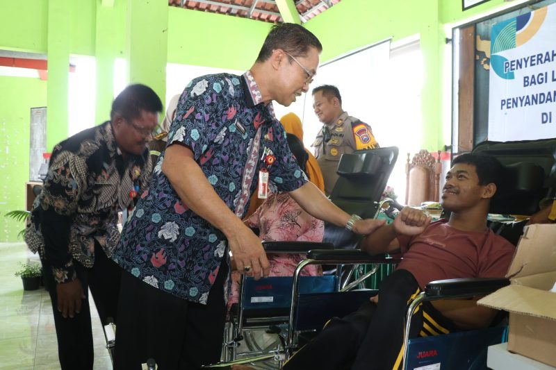 Dinas Sosial Bojonegoro Bagikan 95 Kursi Roda untuk Disabilitas 41 IMG 20241205 WA0042