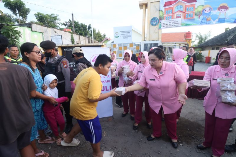 Kapolres Bersama Ketua PYKB Bojonegoro Berbagi di Bulan Suci 41 IMG 20250313 WA0021