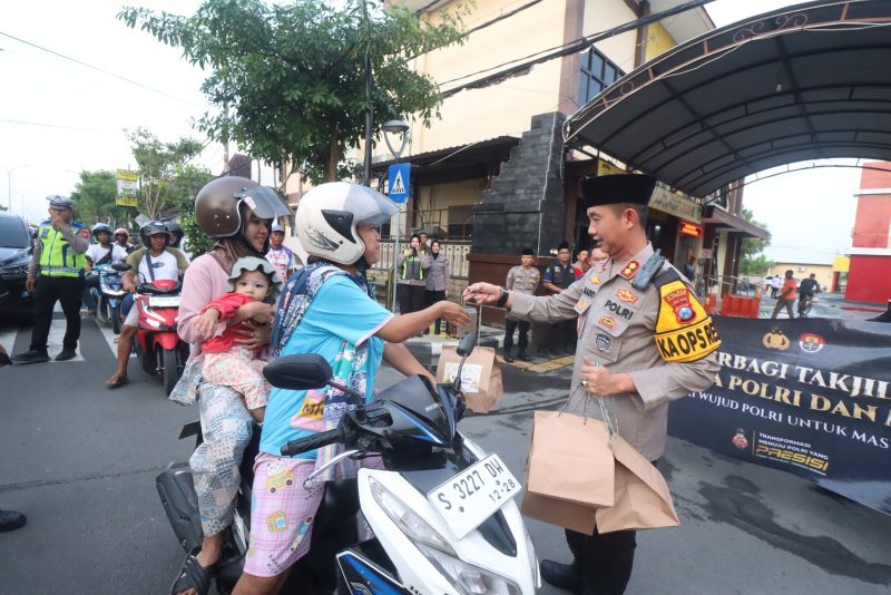 Polres Bojonegoro dan Media Berbagi Takjil dan Berbuka Puasa Bersama 41 IMG 20250314 WA0028