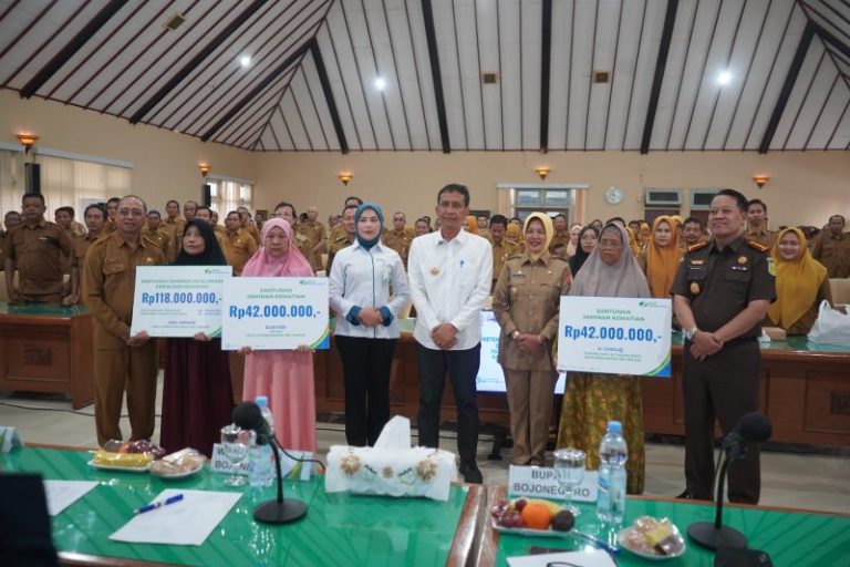 Jawab Kegelisahan Masyarakat, Pemkab Bojonegoro Hadirkan Program Jaminan Sosial 4 Jawab Kegelisahan Masyarakat, Pemkab Bojonegoro Hadirkan Program Jaminan Sosial