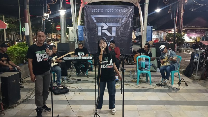 Rock Trotoar Tampil Perdana Hibur Pengunjung Thamrin Park Bojonegoro 43 IMG20250528212240 01