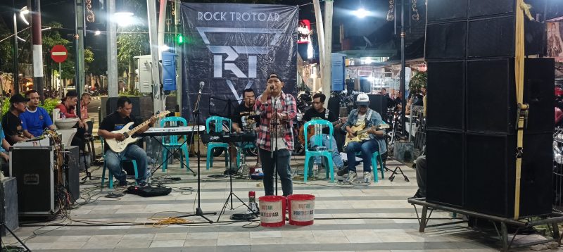 Rock Trotoar Tampil Perdana Hibur Pengunjung Thamrin Park Bojonegoro 41 IMG20250528210916
