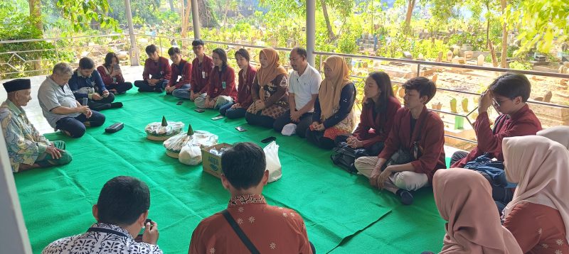 Memulai KKN, Mahasiswa ISI Surakarta Ziarah di Makam Mbah Andong Sari 1 IMG20250725092559