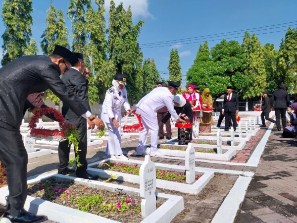 Hari Kemerdekaan, Bupati Bojonegoro dan Forkopimda Tabur Bunga di Makam Pahlawan 41