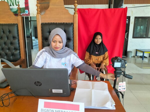Dispendukcapil Bojonegoro Jemput Bola, Ratusan Anak Ikut Program Rekam KIA di Desa Lengkong 41 sgjFgsAjZtdjYfje