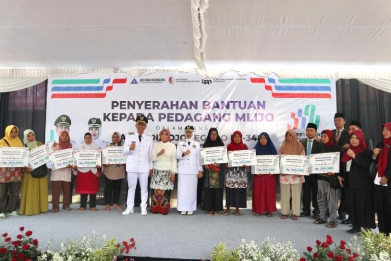 Ratusan Pedagang Rengkek Pasar Kota Terima Beri Bantuan Modal 3 Ratusan Pedagang Rengkek Pasar Kota Terima Beri Bantuan Modal