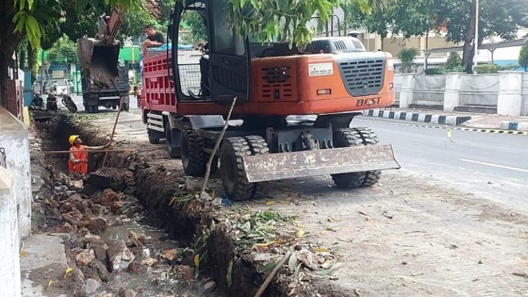 Tingkatkan Kenyamanan Warga, Pemkab Bojonegoro Rehabilitasi Trotoar 2 Tingkatkan Kenyamanan Warga, Pemkab Bojonegoro Rehabilitasi Trotoar