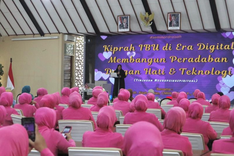 Bhayangkari Bojonegoro Gelar Seminar Parenting "Kiprah Ibu di Era Digital: Bangun Peradaban dengan Hati dan Teknologi" 1 1000132088