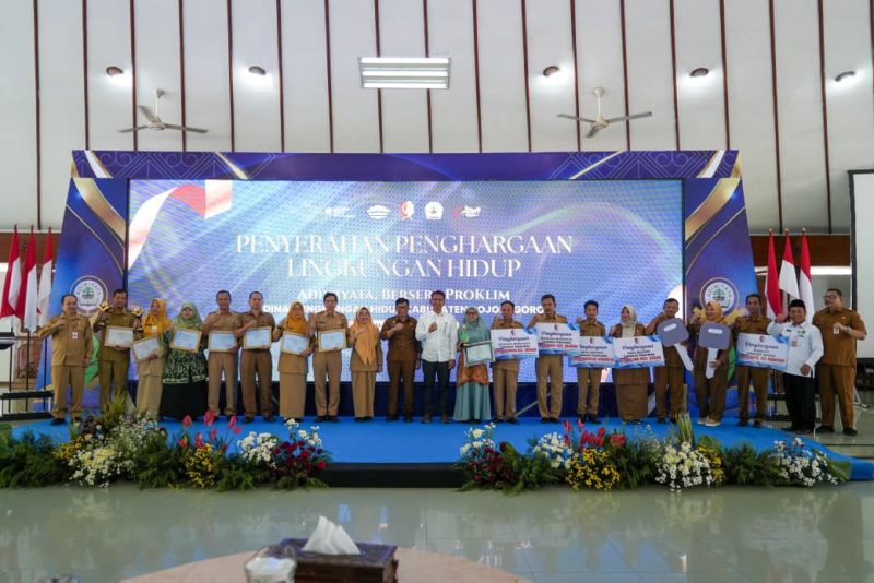Dorong Aksi Nyata Hadapi Perubahan Iklim, Pemkab Bojonegoro Serahkan Penghargaan Lingkungan Hidup Tahun 2025 1 IMG-20251216-WA0019