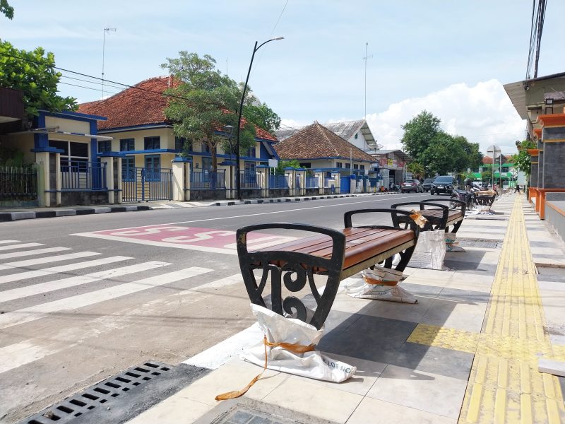 Pemkab Bojonegoro Pastikan Proyek Trotoar dan Drainase Kota Berjalan Sesuai Aturan 41 1000191337