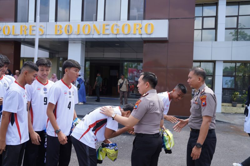 Kapolres Bojonegoro Lepas Tim Bola Voli U-18 Berlaga di Kejurprov Jatim 41 IMG 20260119 WA0017