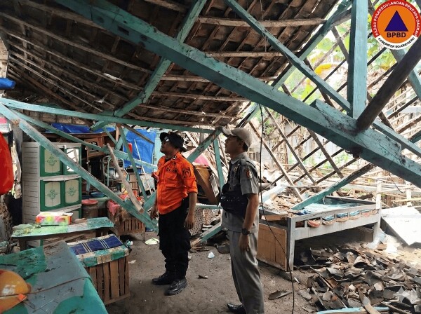 Rumah Diterjang Angin Kencang, BPBD Bojonegoro Lakukan Asesmen dan Beri Bantuan 1 7rRJcGxrdMsn4gGs