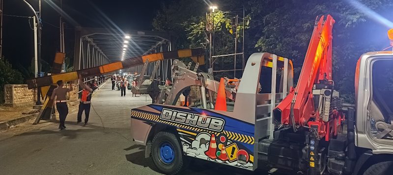 Truk ODOL Tabrak Portal Jembatan Glendeng, Akibatkan Kemacetan Panjang 1 IMG20260318232944