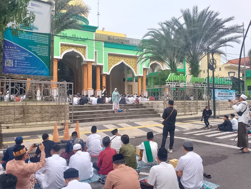 Sholat Idul Fitri di Masjid Darussalam, Wabup Sampaikan Capaian Pembangunan Merata untuk Warga Bojonegoro 41 1000253791