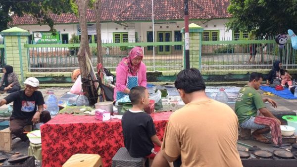 Warga Perantau Borong Serabi Saat Hari Raya, Pedagang Berlakukan Nomor Antrian 26 IMG20260322083448