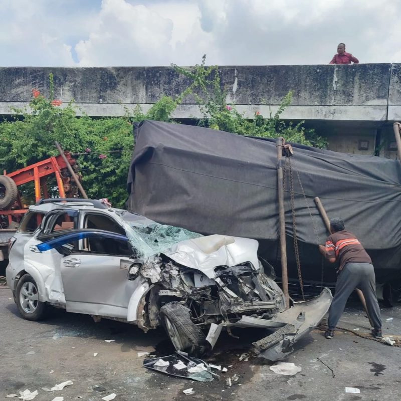 Laka di Bawah Flyover Gayam, Mobil Ringsek dan Truk Terguling. 41 IMG 20260402 160905