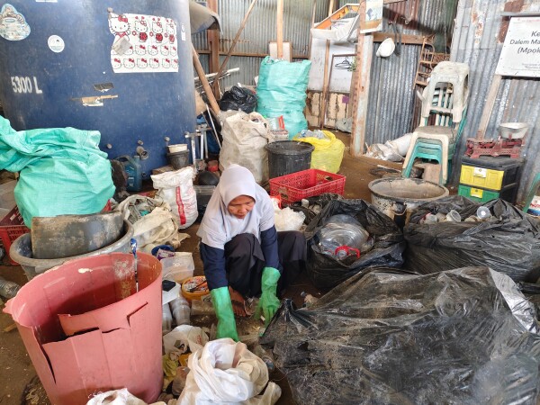 Inspiratif, Gerakan Mpok Damira Sukses Kelola Sampah Rumahan 1 vssSLvjtIgsDTHOC