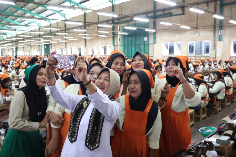 Wakil Bupati Bojonegoro Tinjau dan Salurkan Bantuan Langsung Tunai Dana Bagi Hasil Cukai Hasil Tembakau di Pabrik Rokok di Baureno 1 whatsapp-image-2026-05-13-at-151847