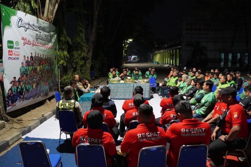 Perkuat Sinergi Jaga Harkamtibmas, Polres Bojonegoro Cangkrukan dan Doa Bersama Komunitas Ojol